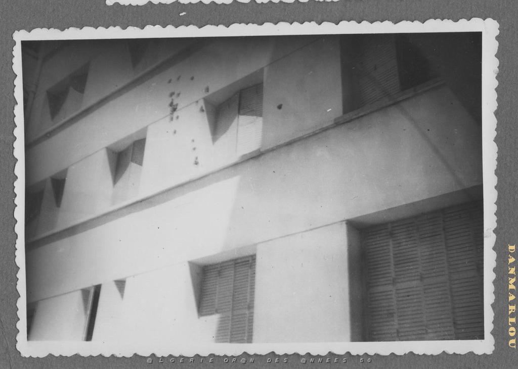 ORAN CITE PERRET DEPUIS NOTRE BALCON , LES TROUS DE 12MM 7.jpg